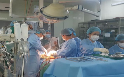 Chuyển 2 lá gan của người phụ nữ chết não từ Hà Nội vào TPHCM cứu sống một bệnh nhân xơ gan nặng