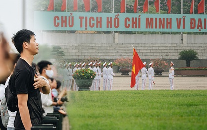 130 năm sinh nhật Bác Hồ: Người Hà Nội đến dự lễ chào cờ ở Quảng trường Ba Đình lịch sử, phố phường rực rỡ cờ hoa