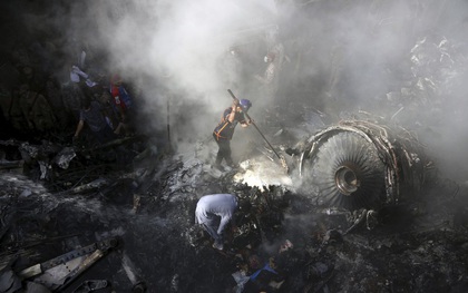 Tiết lộ nội dung cuộc gọi cuối cùng của phi công trước khi máy bay Pakistan chở gần 100 người lao xuống khu dân cư