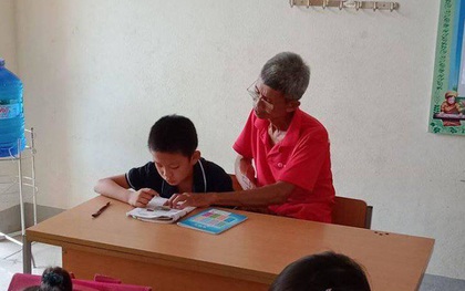 Hình ảnh ông cụ 70 tuổi ngày ngày đi học cùng cháu trai và câu chuyện đầy cảm động phía sau