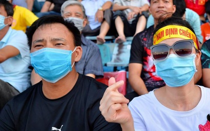 CĐV Nam Định được đo thân nhiệt và yêu cầu đeo khẩu trang vào sân trong trận đấu chuyên nghiệp đầu tiên trên thế giới có khán giả sau Covid-19