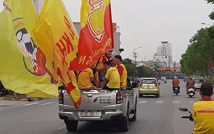 Sao HAGL thích thú khi thấy cổ động viên Nam Định diễu hành, hát hò từ sáng trước trận cầu đặc biệt