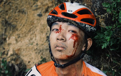 Xót xa tai nạn khi đổ đèo đua xe đạp: VĐV Việt Nam mặt rớm máu thất thần, nhà báo 69 tuổi bị thương