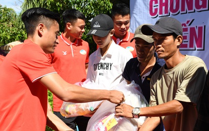 Hoàng Đức, Danh Trung cùng CLB Viettel tích cực làm từ thiện khi đến Khánh Hoà thi đấu