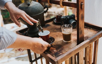 Quán cà phê vỉa hè vừa bé lại cũ kỹ nhất nhì Hà Nội, tồn tại suốt gần thế kỷ với 4 đời tiếp nhận nhưng vẫn đông khách vô cùng, 1 ngày bán cả nghìn cốc