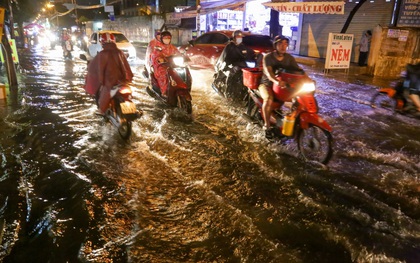 Ảnh: Mưa xối xả hơn 30 phút, nhiều tuyến đường ở Sài Gòn ngập như sông, hàng quán đóng cửa sớm