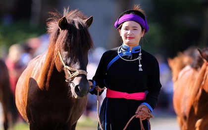 Lần đầu tiên có nài ngựa nữ tham gia đua ngựa Bắc Hà