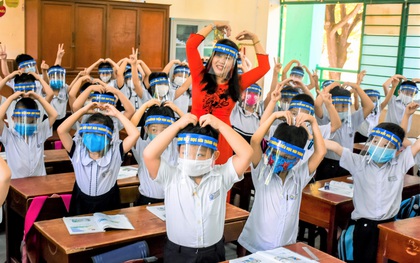 Học sinh đội mũ chống giọt bắn, hào hứng nhận lì xì từ thầy cô trong ngày đầu đi học lại sau "kỳ nghỉ Tết dài nhất lịch sử"