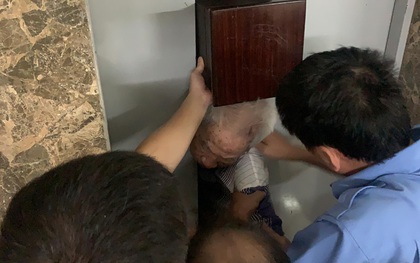 Hà Nội: Thang máy bất ngờ gặp sự cố, người dân cạy cửa giải cứu cụ ông 83 tuổi bị mắc kẹt