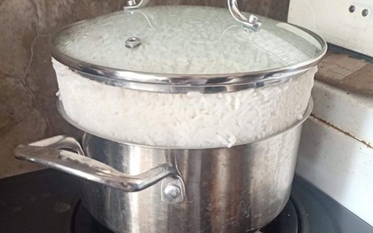 Lần đầu vo gạo nấu cơm, anh chàng người nước ngoài cẩn thận quá lại hoá lỗi to: định thổi cơm cho Thánh Gióng hay gì?
