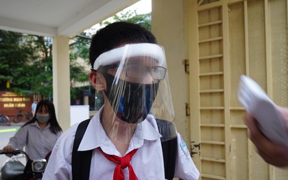 Bác sĩ lên tiếng về việc học sinh đeo kính chắn giọt bắn đến trường: “Điều đó không cần thiết, còn gây khó chịu và có thể ảnh hưởng đến mắt các cháu”