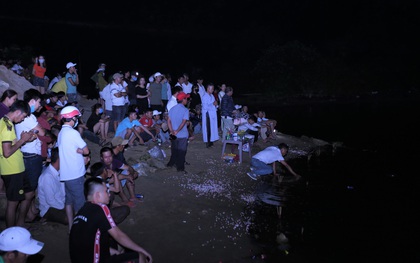 Hàng trăm người trắng đêm tìm kiếm thi thể 5 nạn nhân mất tích trong vụ lật ghe ở Quảng Nam