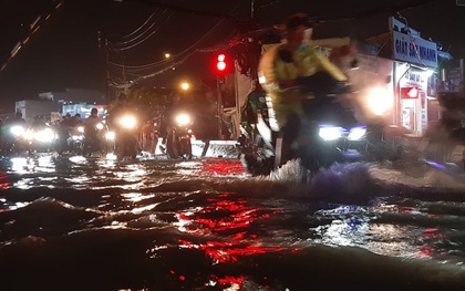 Ảnh: Nhiều tuyến phố Sài Gòn ngập sâu sau trận mưa lớn, người dân chật vật di chuyển về nhà trong đêm