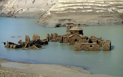 Sự thật về "ngôi làng ma" gần 1.000 năm tuổi chìm nghỉm dưới nước rồi lại bất ngờ nổi lên sau nhiều năm, tàn tích gần như còn nguyên vẹn gây ngỡ ngàng