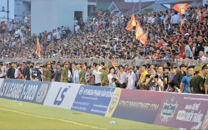 BTC sân Hà Tĩnh bị phạt 15 triệu đồng vì sự cố khán giả tràn xuống sân trong trận gặp Hà Nội