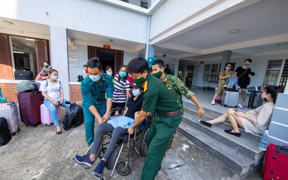 Xúc động cảnh hàng trăm bà bầu vẫy tay chào khi rời khu cách ly