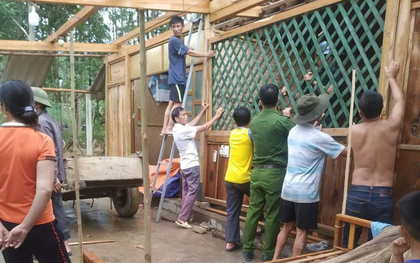 Hàng chục ngôi nhà bị tốc mái sau cơn lốc xoáy ở Hà Tĩnh