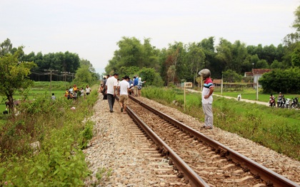 Nằm trên đường ray, người đàn ông bị tàu hỏa tông chết thảm