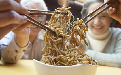 Covid-19 thay đổi thói quen dùng đũa trong bữa ăn của người Trung Quốc