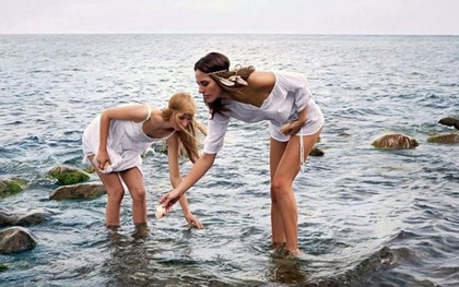 Hình ảnh 2 cô gái chơi đùa trên biển trông rất đỗi bình thường nhưng ẩn sau đó là một bí mật gây choáng váng cho bất kỳ ai