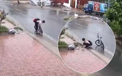 Clip: Cậu học sinh dừng xe đạp dưới trời mưa rồi dùng tay thông cống thoát nước, hành động đẹp nhận ngàn lời khen