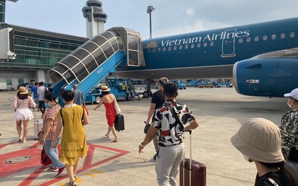 Nữ hành khách từ Huế vào TP.HCM tử vong nghi do trượt chân ngã trên xe thang máy bay