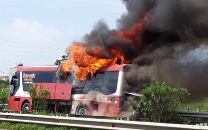 Xe giường nằm bất ngờ bốc cháy trên cao tốc, 11 người thoát chết trước “miệng lửa”
