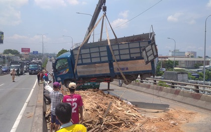 Xe tải rớt bánh lật trên quốc lộ 1A ở Sài Gòn, nhiều người thoát chết, giao thông ùn ứ kéo dài