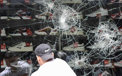 Bạo lực dữ dội ở Stuggart (Đức), xe cảnh sát và cửa hàng bị đập phá