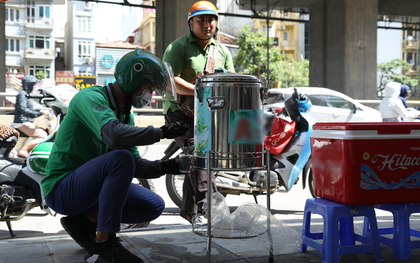 Hà Nội: Giữa nắng nóng kinh hoàng, có 1 quán trà chanh với khăn lạnh miễn phí giúp người lao động nghèo "giải nhiệt" sau giờ lao động vất vả