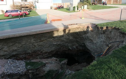 Thử khám phá hố tử thần sâu hun hút xuất hiện giữa khu phố, ai ngờ phát hiện ra cả hệ thống hầm mỏ bí ẩn nằm ngay bên dưới