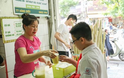 Không bàn ghế, chẳng sang chảnh để sống ảo nhưng quán nước mía đã 30 năm tuổi trên phố Hàng Điếu vẫn hút khách bởi hương vị chỉ dân sành mới hiểu