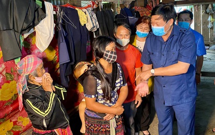 Thứ trưởng Bộ Y tế thăm gia đình cháu bé 9 tuổi tử vong vì bạch hầu: "Không được để dịch bệnh bùng phát trở lại"