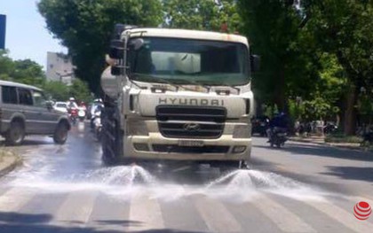Hà Nội chi 114 tỷ phun nước hạ nhiệt: Nhiều quận, huyện hẹn... mùa thu mới phun