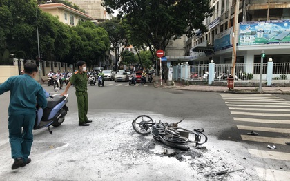 Hai gã đàn ông nghi cướp giật bị truy đuổi, xe máy "xòe" ra đường rồi bốc cháy trơ khung ở Sài Gòn