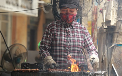 Nỗi vất vả của những người Hà Nội phải làm việc hàng tiếng bên bếp lửa, dưới nắng nóng hơn 40 độ C: "Nấu ăn, nướng thịt mùa này chẳng khác nào cực hình"