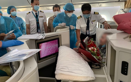 Đồng nghiệp tặng hoa chào tạm biệt phi công người Anh sau hành trình dài về quê hương