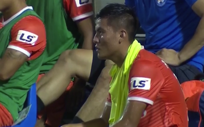 Cựu tuyển thủ U19 Việt Nam đánh lén đối phương, bị đuổi khỏi sân chỉ sau 15 phút thi đấu