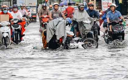 Người Sài Gòn té ngã trên đường ngập sâu, bỏ xe máy nằm lăn lóc dưới nước để bảo vệ đồ đạc