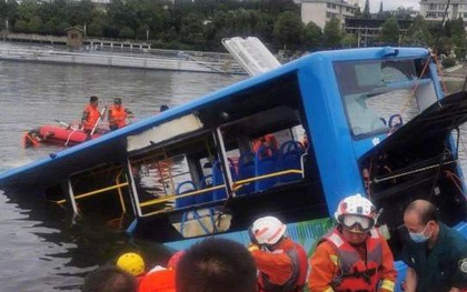 Trung Quốc: Vụ xe bus lao xuống hồ là do tài xế “trả thù xã hội”