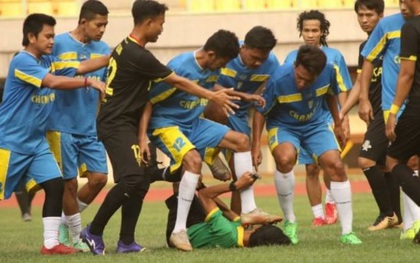 Cầu thủ Indonesia đánh hội đồng trọng tài gây sốc, nạn nhân bàng hoàng kể lại: "Họ đá cho tôi ngã xuống rồi giẫm rách cả mặt"