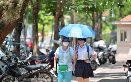 Tuyển sinh vào lớp 10 chiều 17/7: Thí sinh vật vã đội nắng 37 độ đi thi