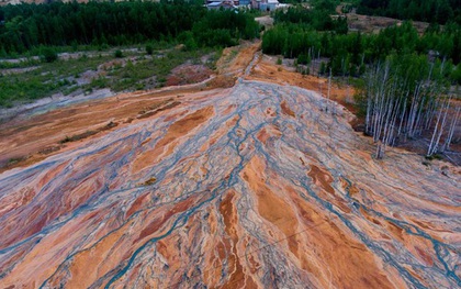 Nhiếp ảnh gia người Nga chụp lại bức ảnh rất đẹp nhưng đau lòng: dòng sông hóa da cam vì hóa chất