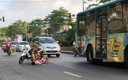 Hà Nội: CSGT cứu người phụ nữ qua cơn nguy kịch do tự ngã xe đạp