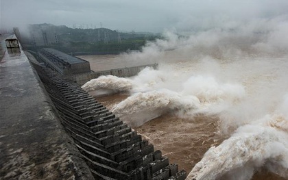 Nước cuồn cuộn đổ về, đập Tam Hiệp "an toàn vượt qua đỉnh lũ"