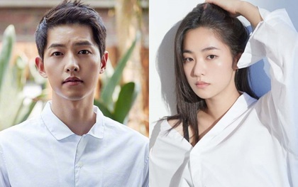 Song Joong Ki "bị dụ" làm trùm mafia, bén duyên với "gái ế" Jeon Yeo Bin ở dự án phim mới