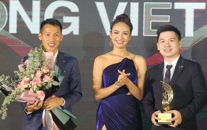 Hùng Dũng diện vest bảnh bao, cùng chủ tịch 9x của CLB Hà Nội dự lễ trao giải thưởng cho chiến dịch đầy ý nghĩa