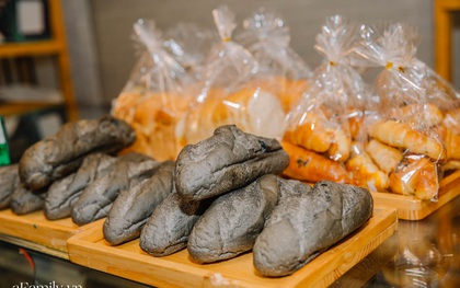 Vào tận lò sản xuất món bánh mì đen đang "gây bão" lẫn tranh cãi tại Hà Nội, hút khách đến độ mới mẻ đầu tiên đã hết bay trong vài giờ mở bán