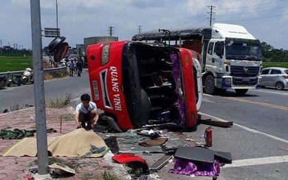 Hưng Yên: Container tông xe khách lật ngửa, 2 người tử vong