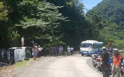 Lật xe du lịch, 8 người chết ở Quảng Bình
